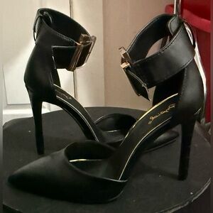 Qupid Black Strappy Heels Elegant Design
